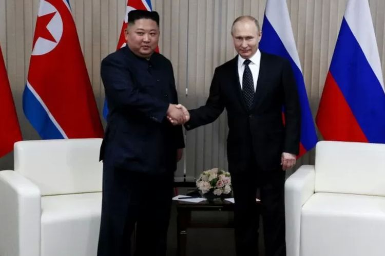 Jong-un dan Putin memperkuat kedekatan mereka melalui pertemuan tingkat tinggi bersejarah pada 2019 di Vladivostok, Rusia timur.

