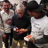 Kreator Konten Jatuhkan iPhone 17 Pro Max saat Bertemu CEO Apple