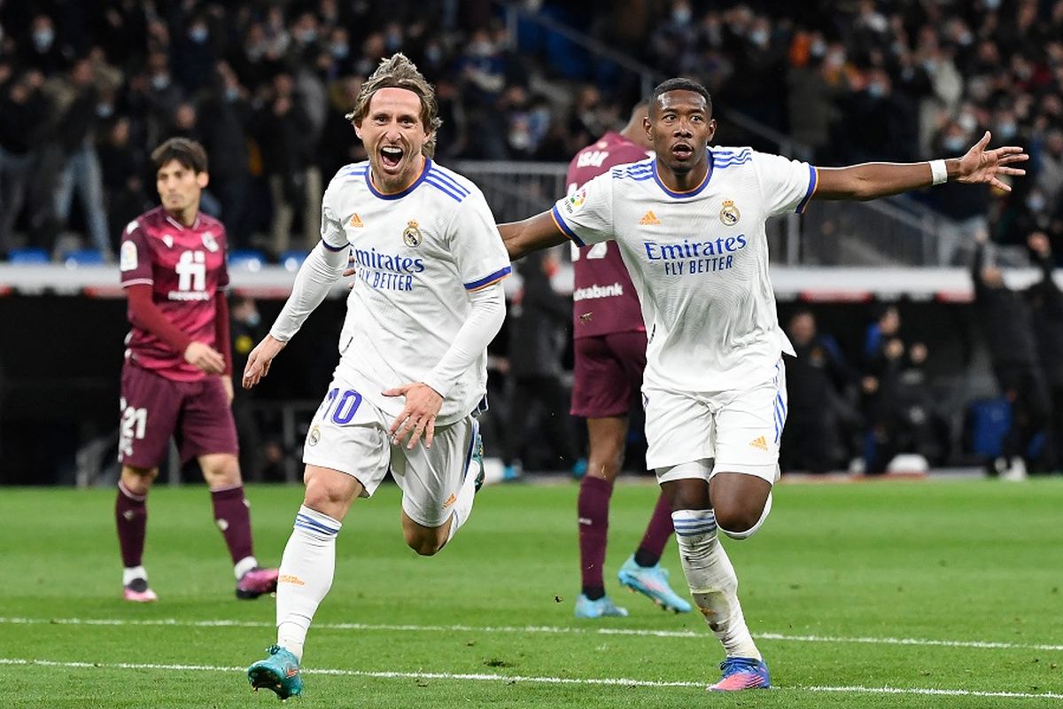Madrid vs Real Sociedad: Gelandang Real Madrid Luka Modric (kiri) merayakan gol dengan David Alaba setelah mencetak gol pada pertandingan  Liga Spanyol antara Real Madrid vs  Real Sociedad di Stadion Santiago Bernabeu di Madrid pada 5 Maret 2022.