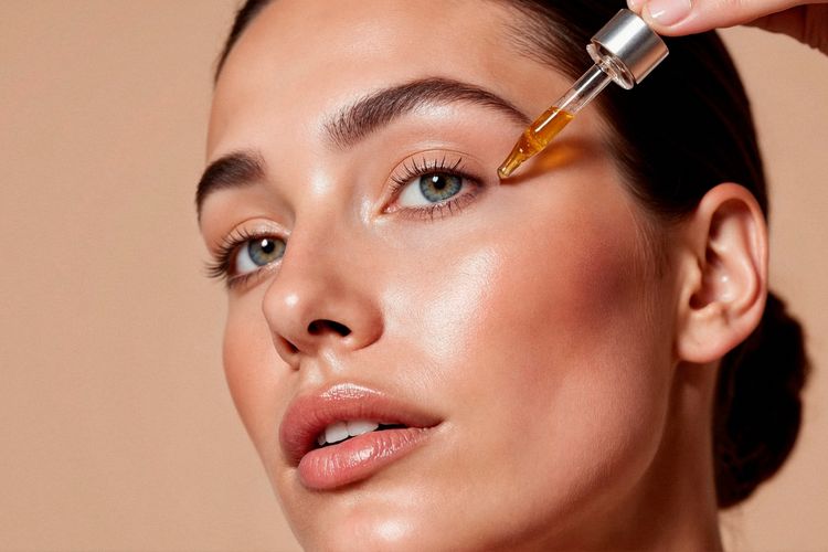 Serum Mata Jangan Asal Dioles, Begini Cara Pakai yang Tepat