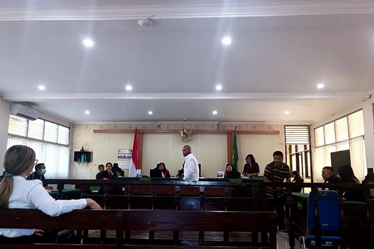 Max Anthony Chapman Lovett (32), pria berkewarganegaraan Inggris saat dihadirkan sebagai terdakwa dalam kasus permufakatan jahat narkotika di Pengadilan Negeri (PN) Denpasar, Bali, Kamis (6/6/2024). 