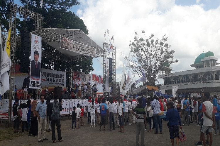 Kader partai politik (Parpol) koalisi, pendukung, dan simpatisan mulai padati lokasi kampanye terbuka calon presiden nomor urut 02 Prabowo Subianto, di Lapangan Ternate Baru, Kecamatan Singkil, Kota Manado, Minggu (24/3/2019), pukul 09.00 Wita.