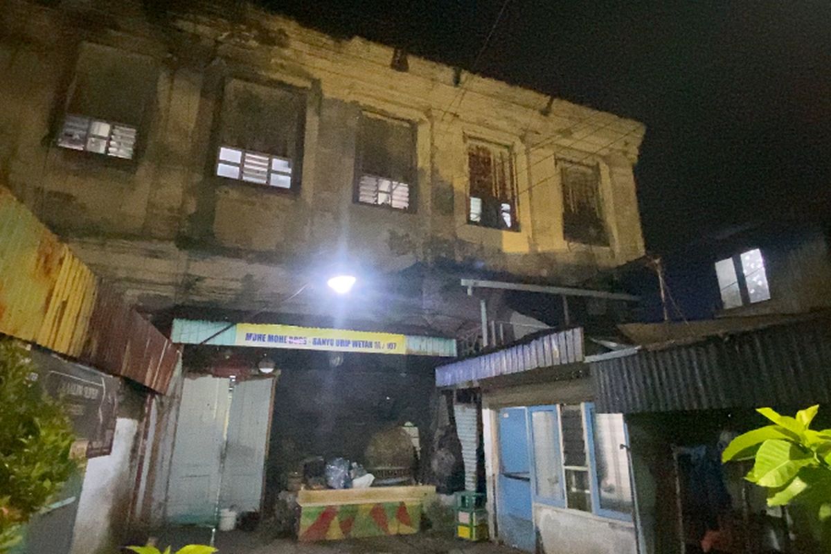 Gedung Setan Surabaya, yang atapnya ambrol, Rabu (18/12/2024).