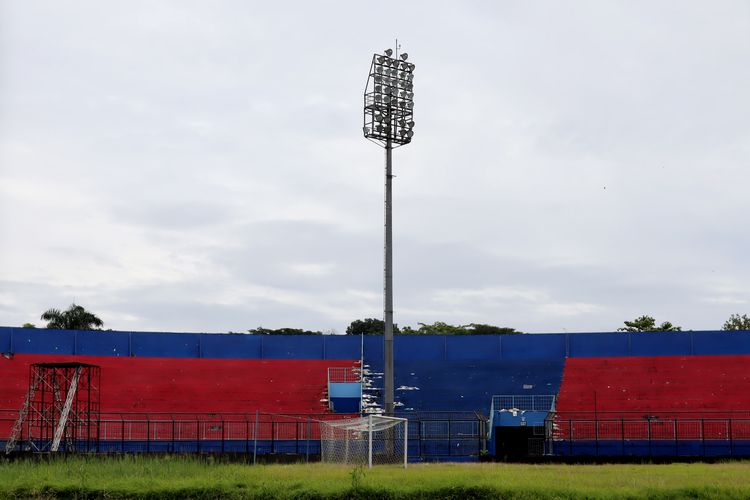 Suasana tak terawat dan terbengkalai dalam stadion pasca 4 bulan terjadinya Tragedi Kanjuruhan di Stadion Kanjuruhan Kepanjen, Kabupaten Malang, Rabu (1/2/2023) siang. 