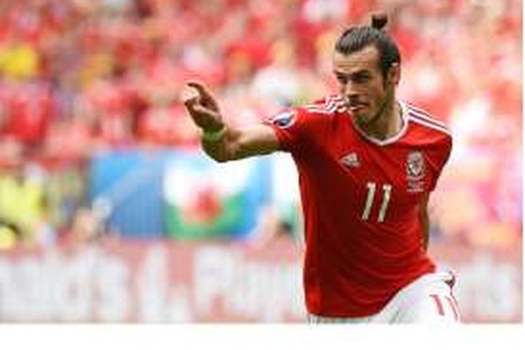 Penyerang Wales, Gareth Bale, melakukan selebrasi setelah mencetak gol ke gawang Slovakia pada pertandingan pertama penyisihan Grup B Piala Eropa 2016 di Stade de Bordeaux, Bordeaux, Sabtu (11/6/2016).