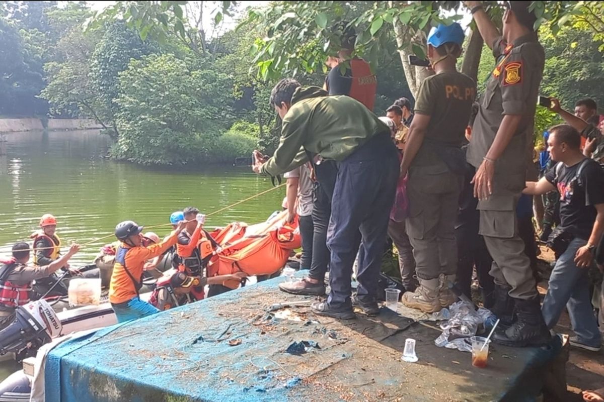 Tim SAR gabungan tengah mengevakuasi jasad IG, warga Bogor yang tenggelam di Setu Tujuh Muara Pamulang, Tangerang Selatan pada Selasa (20/6/2023).