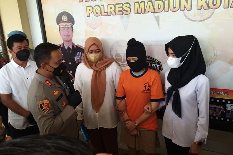 TANYA—Kapolres Madiun Kota, AKBP Suryono menanyai alasan tersangka IM membunuh bayi yang dilahirkan lalu dibuang kedalam sungai di Mapolres Madiun Kota, Rabu (20/4/2022).