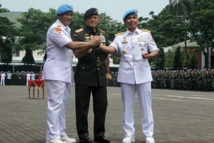 Mayjen TNI (Mar) Bambang Suswantono, Panglima TNI Jenderal Gatot Nurmantyo dan Komandan Paspampres Brigjen TNI (Mar) Suhartono  bersalaman usai upacara sertijab Komandan Paspampres di Mako Paspampres, Tanah Abang, Jakarta Pusat, Selasa (14/3/2017).