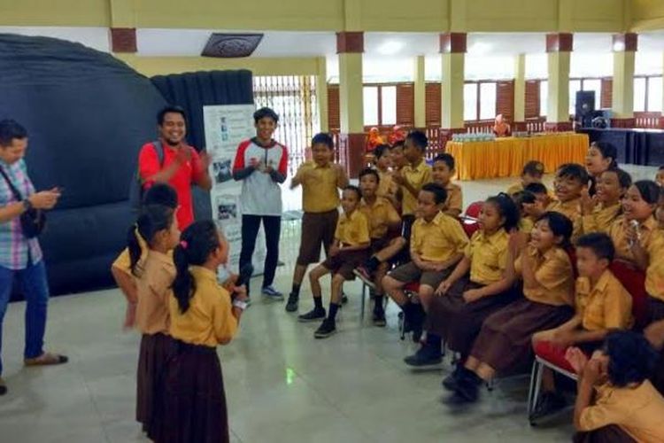 Para siswa SD tengah menunggu antrian masuk ke Layar Kubah