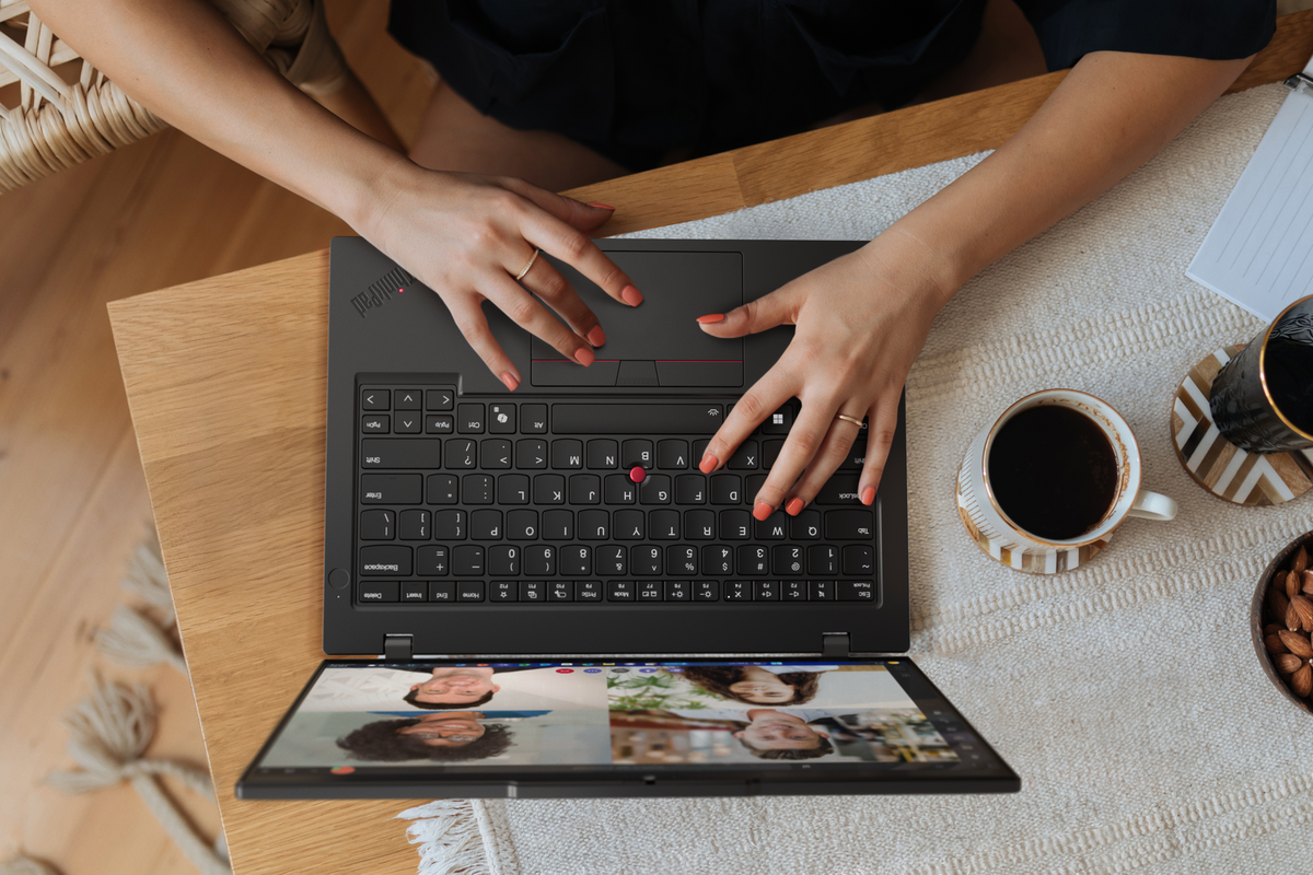 Ilustrasi laptop ThinkPad L series Lenovo yang digunakan untuk bekerja