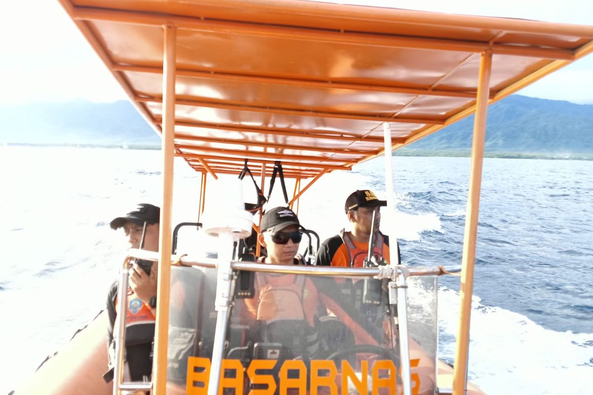 Petugas Basarnas Bali melakukan penyisiran untuk mencari pemancing yang hilang di perairan Pantai Teluk Terima, Desa Sumberkelompok, Kecamatan Gerogak, Kabupaten Buleleng, Provinsi Bali, Sabtu (28/12/2024).