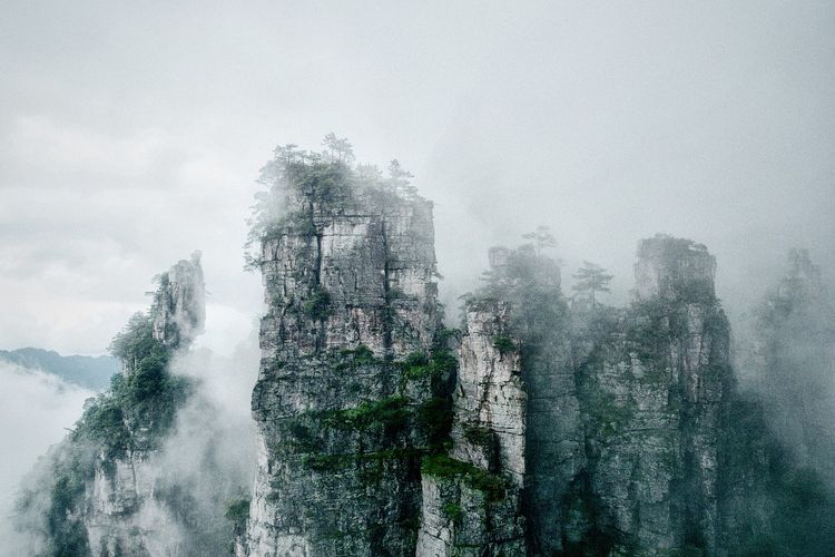 Ilustrasi Lotus Mountain di Guangxi, China. 