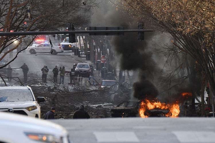 Sebuah kendaraan terbakar setelah ledakan di area Second and Commerce Jumat, 25 Desember 2020 di Nashville, Tennessee, Amerika Serikat. Bangunan-bangunan berguncang di sekitar dan sekitarnya setelah ledakan keras terdengar di pagi hari Natal.