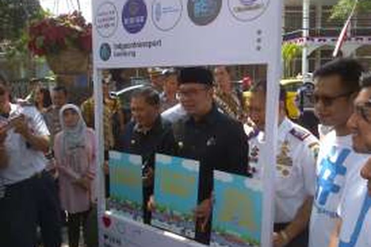 Wali Kota Bandung Ridwan Kamil saat melaunching gerakan Jum'at Ngangkot di Jalan LRE Martadinata, Kota Bandung, Kamis (18/8/2016)