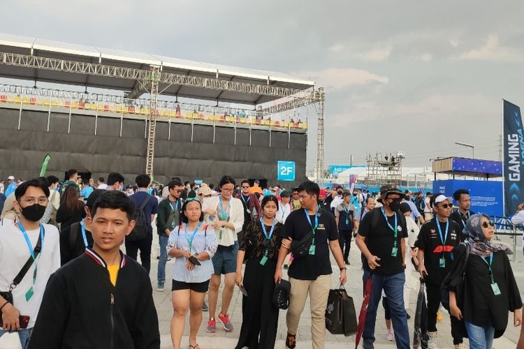 Sejumlah masyarakat keluar dari tribun penonton usai menyaksikan ajang balap Formula E di Jakarta International E-Prix Circuit (JIEC), Ancol, pada Sabtu (4/6/2022) sore