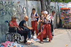 Demi Penuhi Kebutuhan Sehari-hari, Pak Tarno Dagang Mainan di Sekolah meski Pakai Kursi Roda  