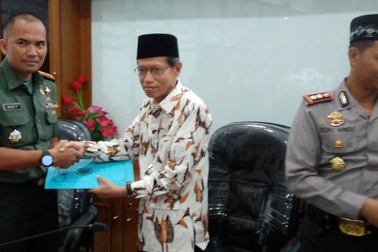 Ketua MUI Gresik KH Mansoer Shodiq (tengah), bersama Dandim Gresik (kiri) dan Kapolres Gresik.