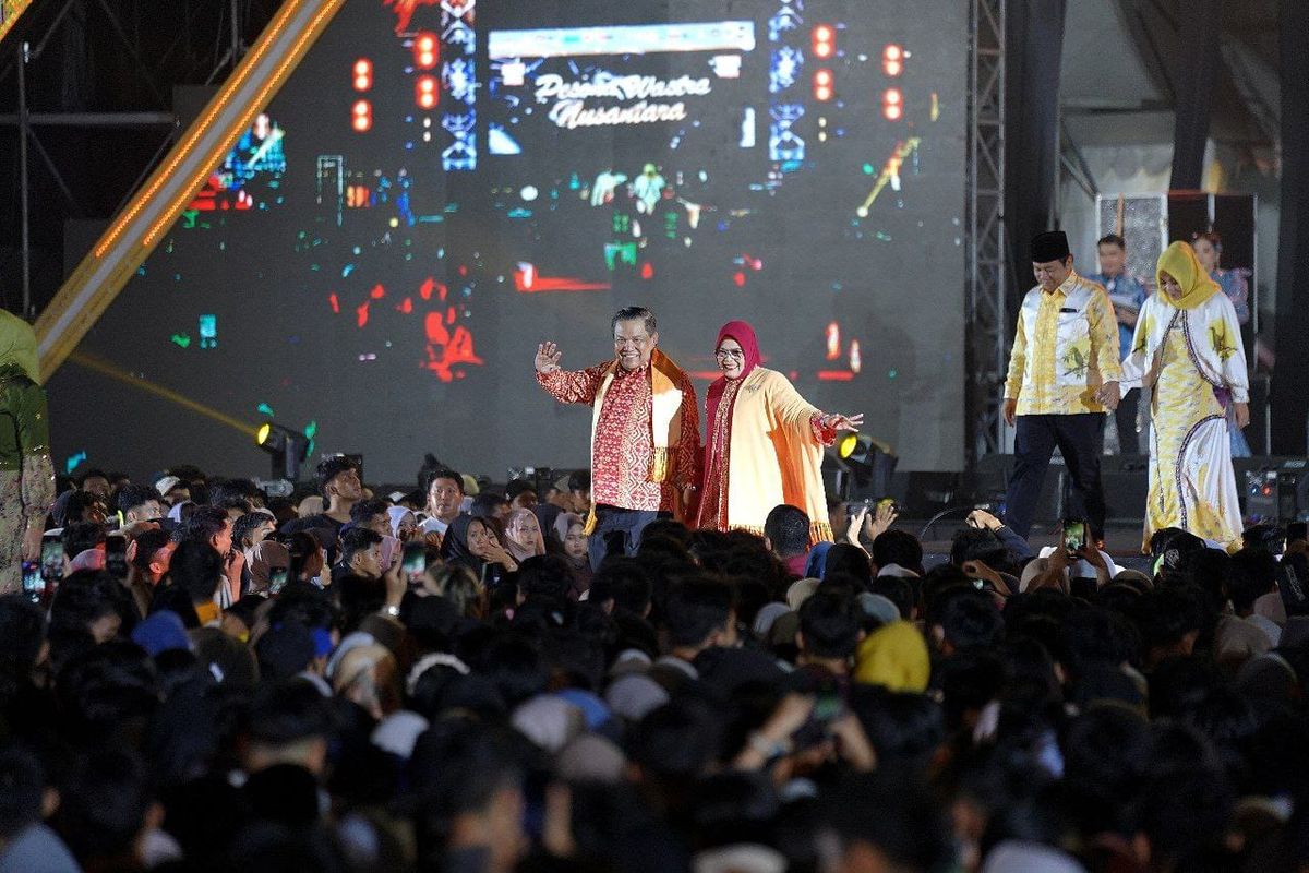 Pj Gubri SF Hariyanto didampingi istri Adrias terlihat mengenakan busana khas Melayu Riau bermotif batik mayang terurai dalam Gebyar Nasional (Gernas) Bangga Buatan Indonesia, Bangga Berwisata di Indonesia (BBI BBWI) yang sukses digelar di pusat kota Pekanbaru, Riau, Jumat (3/5/2024). 

