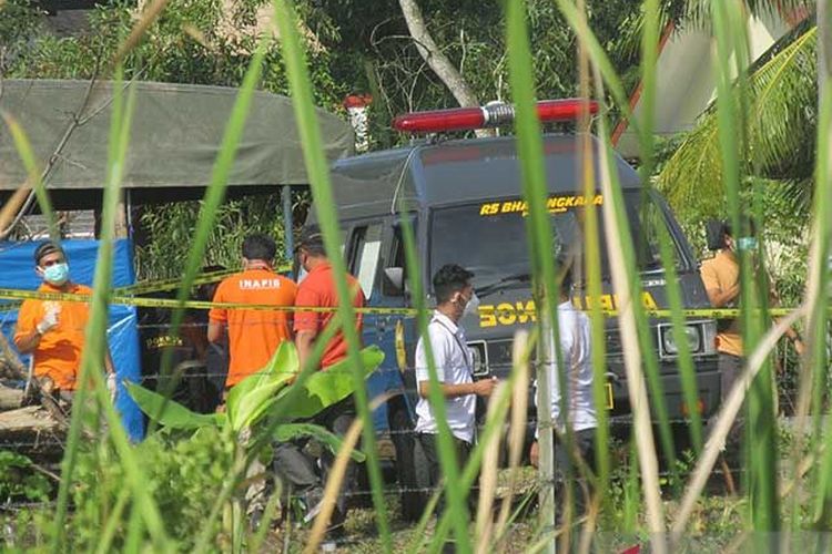 Tim forensik menggali kuburan tahanan narkoba yang dilaporkan meninggal dunia atas dugaan penganiayaan di Banda Aceh, Rabu (4/1/2023). 