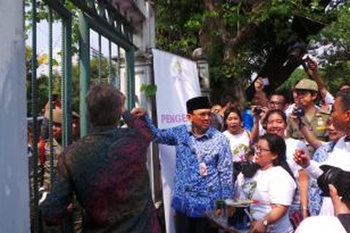 Gubernur DKI Jakarta Basuki Tjahaja Purnama mengecat pagar Monas, Selasa (10/11/2015).