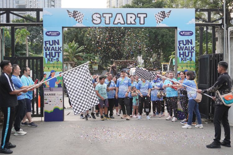 Acara funwalk memperingati 5 tahun Mayapada Hospital Kuningan Jakarta yang diikuti karyawan, tenaga medis, keluarga, dan warga sekitar.
