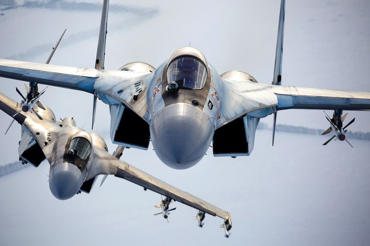Foto yang dirilis Kementerian Pertahanan Rusia, memperlihatkan sepasang jet tempur Su-35 terbang di langit Rusia, Minggu (28/11/2021). Ukraina dan para pejabat negara Barat khawatir pengerahan pasukan Rusia ke perbatasan dekat Ukraina adalah rencana invasi ke negara tetangga bekas Uni Soviet tersebut.