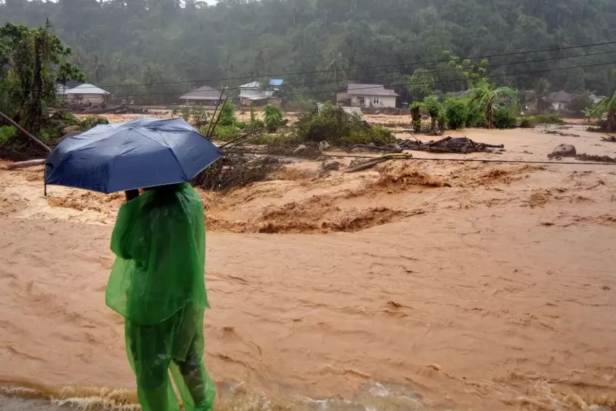 Banjir bandang kembali menerjang Kota Padang, Sumatera Barat, Minggu (14/12/2025). Ini merupakan banjir keempat sejak 25 November. 