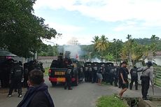 Lemparan Batu dan Tembakan Gas Air Mata Warnai Demo 1 Desember di Sorong