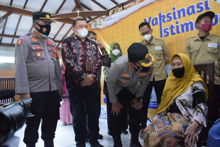 Jajaran Forkopimda Pemkab Sidoarjo Saat Turun Langsung Door to door Terkait Akselarasi Suntik Vaksin di Desa Jedongcangkring, Kamis, (14/10/2021).