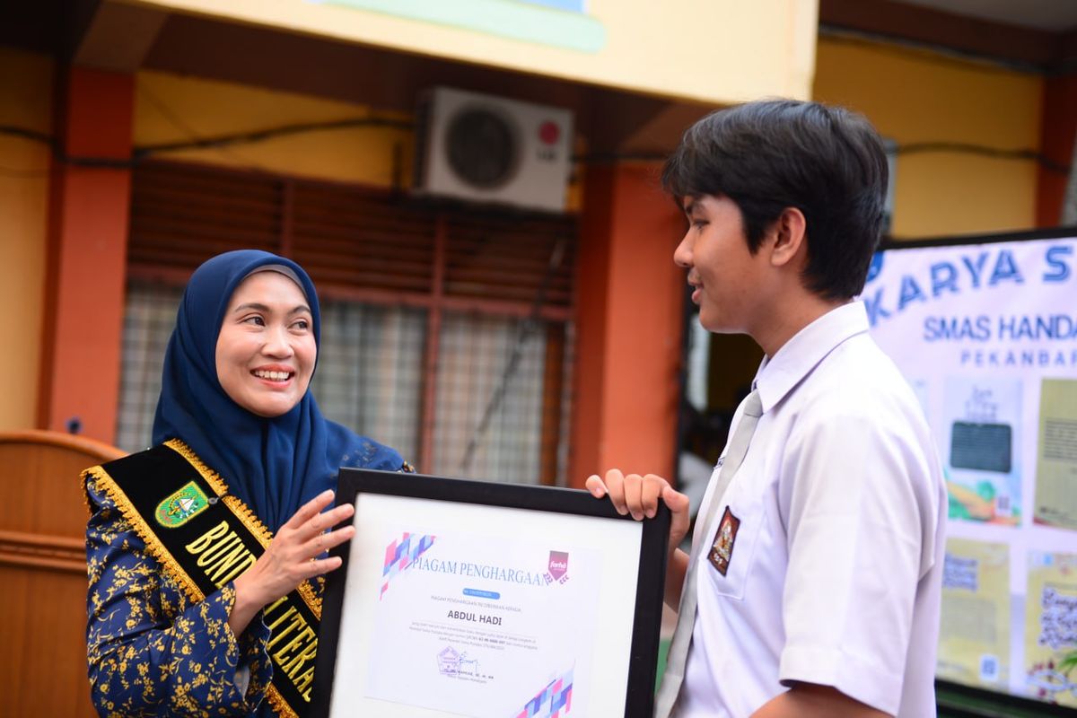 Dua tokoh literasi dari dua generasi yang berbeda bertemu dalam satu panggung, yakni Bunda Literasi Provinsi Riau, Henny Sasmita Wahid, dan Abdul Hadi, siswa kelas 12 yang baru saja dinobatkan sebagai Duta Baca. 
