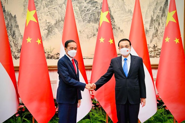 Presiden Joko Widodo berjabat tangan dengan Perdana Menteri Li Keqiang sebelum melakukan pertemuan bilateral di Diaoyutai State Guesthouse, Beijing, Selasa (26/7/2022) sore.