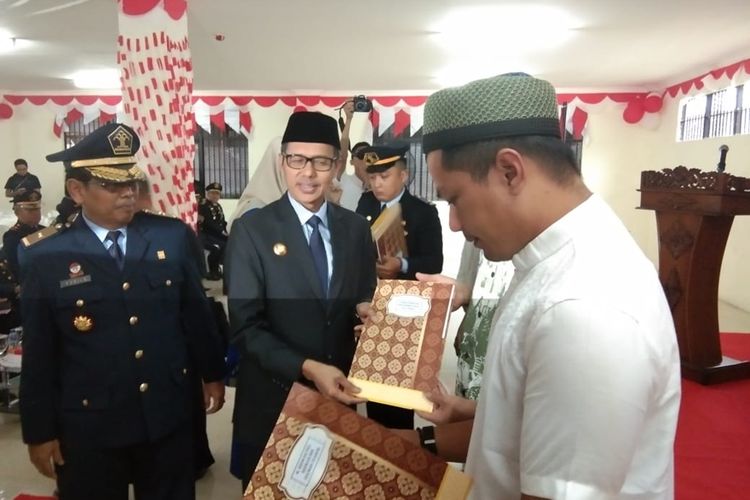 Gubernur Sumbar Irwan Prayitno menyerahkan remisi kepada napi di Sumbar, Sabtu (17/8/2019)
