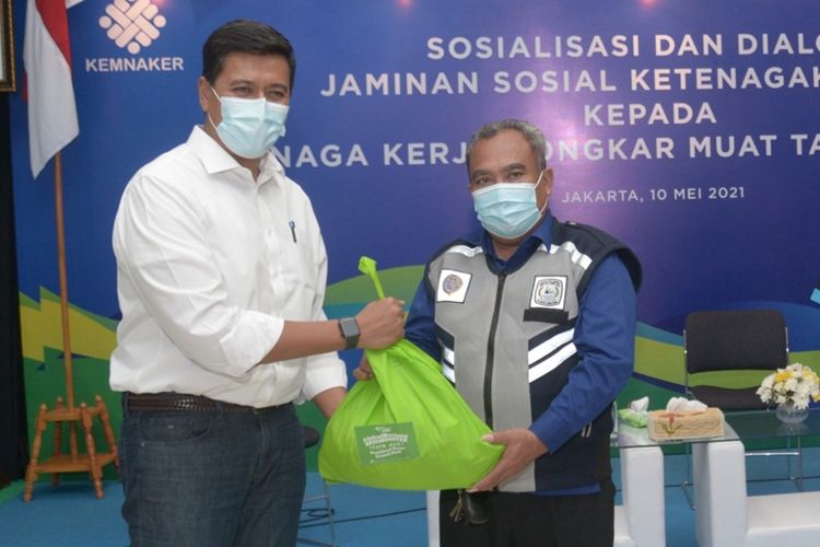 Direktur Utama BPJamsostek Anggoro Eko Cahyo memberikan bantuan paket sembako kepada para TKBM di Pelabuhan Tanjung Priok, Senin (10/5/2021).