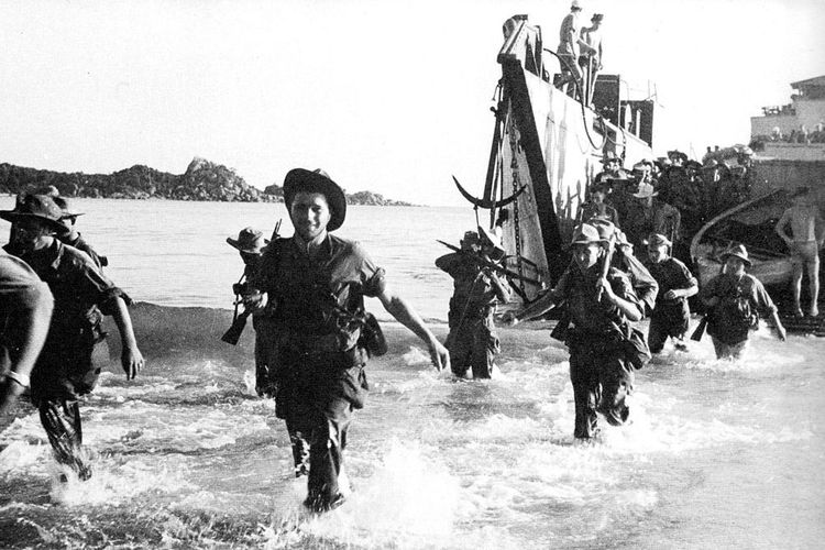 Komando Marinir Prancis mengarungi pantai di lepas pantai Annam ketika Perang Indochina Pertama pada Juli 1950.