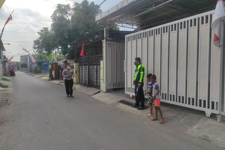 Petugas dari Satlantas Polres Kota Mojokerto, Jawa Timur, melakukan olah TKP di lokasi kecelakaan yang menyebabkan seorang pemotor meninggal dunia, Jumat (26/8/2022).