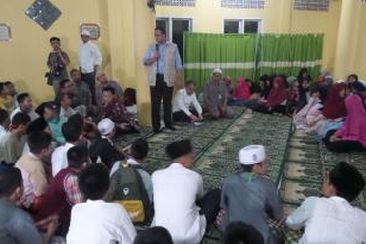 Menteri Pendidikan Dasar dan Kebudayaan Anies Baswedan saat blusukan ke sekolah Al-Furqon, Kota Palembang, Senin (7/10/2015). 