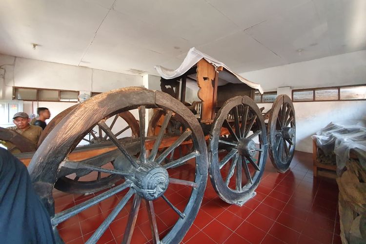 Pedati Gede Pakaiangan, satu dari dua kereta besar pengangkut barang yg menggunakan sistem rakitan khas buatan tahun 1449 M dan diakui sebagai karya yang berakar dari kebudayaan Cirebon.