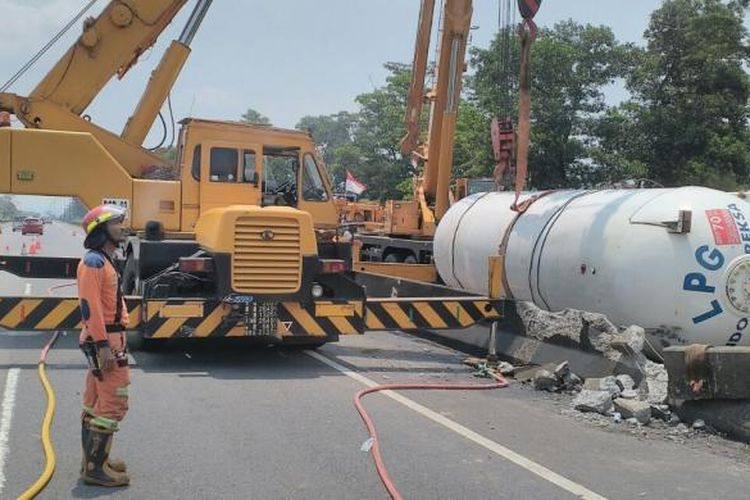 Proses evakuasi truk tangki LPG milik PT Pertamina (persero) Tbk masih berlangsung hingga Minggu siang (4/9/2016).