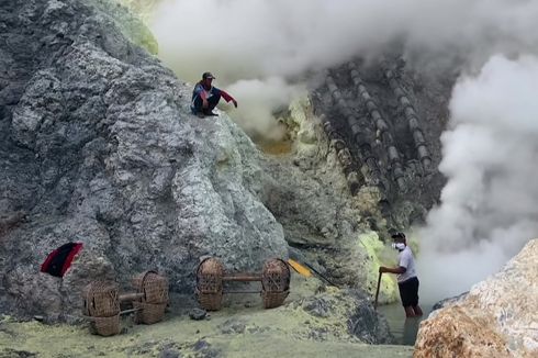 Penambang Belerang di Kawah Ijen Banyuwangi Nekat Beraktivitas meski Status Waspada 