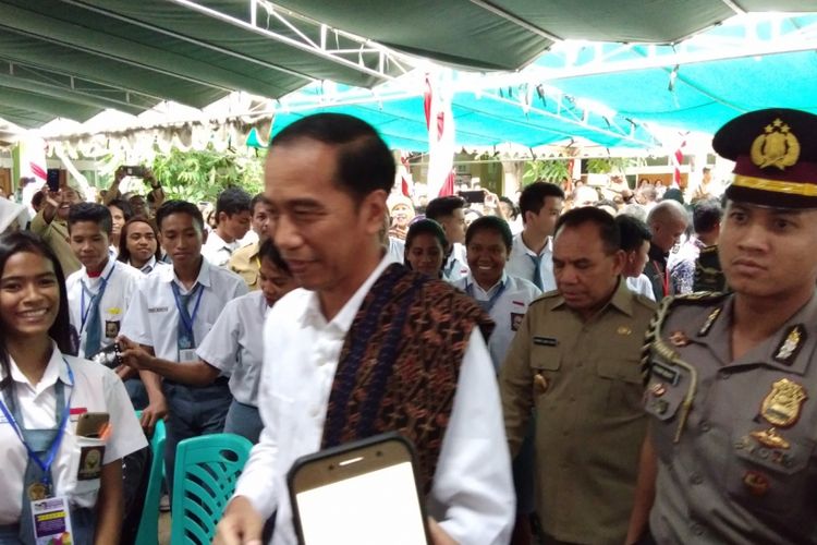 Presiden Joko Widodo saat berada di SMK 3 Kota Kupang, Nusa Tenggara Timur (NTT), Senin (8/1/2018).
