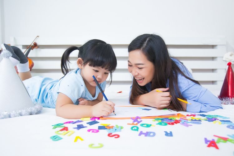 Ilustrasi anak sedang fokus menggambar bersama ibu.