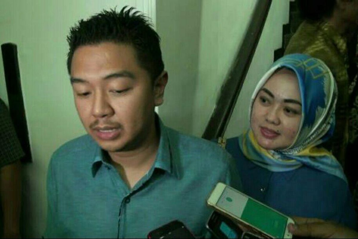 Wali Kota terpilih Kendari Adriatma Dwi Putra datang memenuhi pemeriksaan di Mapolda Metro Jaya, Jumat (18/8/2017) didampingi istrinya.