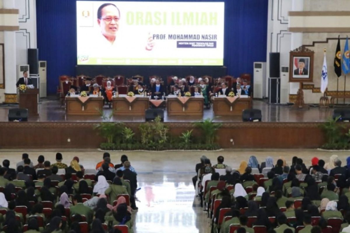 Dalam rangka Dies Natalis UPN Veteran Yogyakarta ke-60, Menritekdikti Mohamad Nasir memberikan orasi ilmiah bertema ?Penguatan Karakter Bela Negara Menghadapi Revolusi Industri 4.0?.