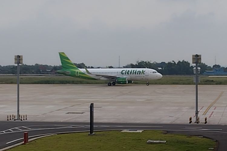 Pesawat Citilink kode penerbangan QG 752 saat mendarat di Bandara Dhoho Kediri, Jawa Timur, Jumat (5/4/2024).