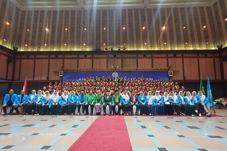 FIK UMJ menggelar Upacara Angkat Sumpah Ners 2022-2023 di Gedung Pewayangan, Jakarta Timur, Selasa (17/10/2023).