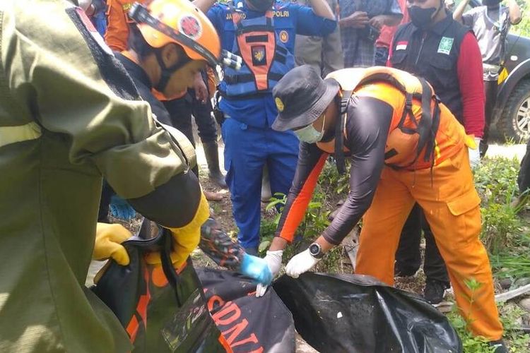 Tim SAR gabungan mengevakuasi jenazah seorang pemancing di Cianjur, Jawa Barat, yang tewas tenggelam, Selasa (29/3/20220).