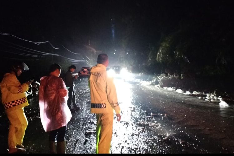Akses jalan Sumbar-Riau di Kelok 9 Limapuluh Kota sempat tertutup longsor, Senin (13/5/2024) dini hari