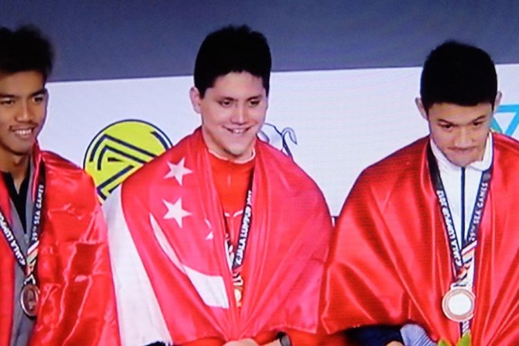 Triady fauzi (kiri) gagal mengimbangi atket Singapura, Joseph Schooling (tengah) di nomor 50 meter gaya kupu-kupu SEA Games 29, Senin (21/08/2017)