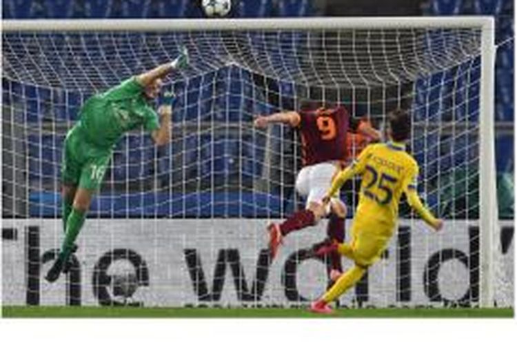 Kiper Bate Borisov, Sergei Chernik (kiri), melakukan penyelamatan terhadap peluang yang dimiliki striker AS Roma asal Bosnia-Herzegovina, Edin Dzeko, pada laga penyisihan Grup E Liga Champions di Olympico, Rabu (9/12/2015).