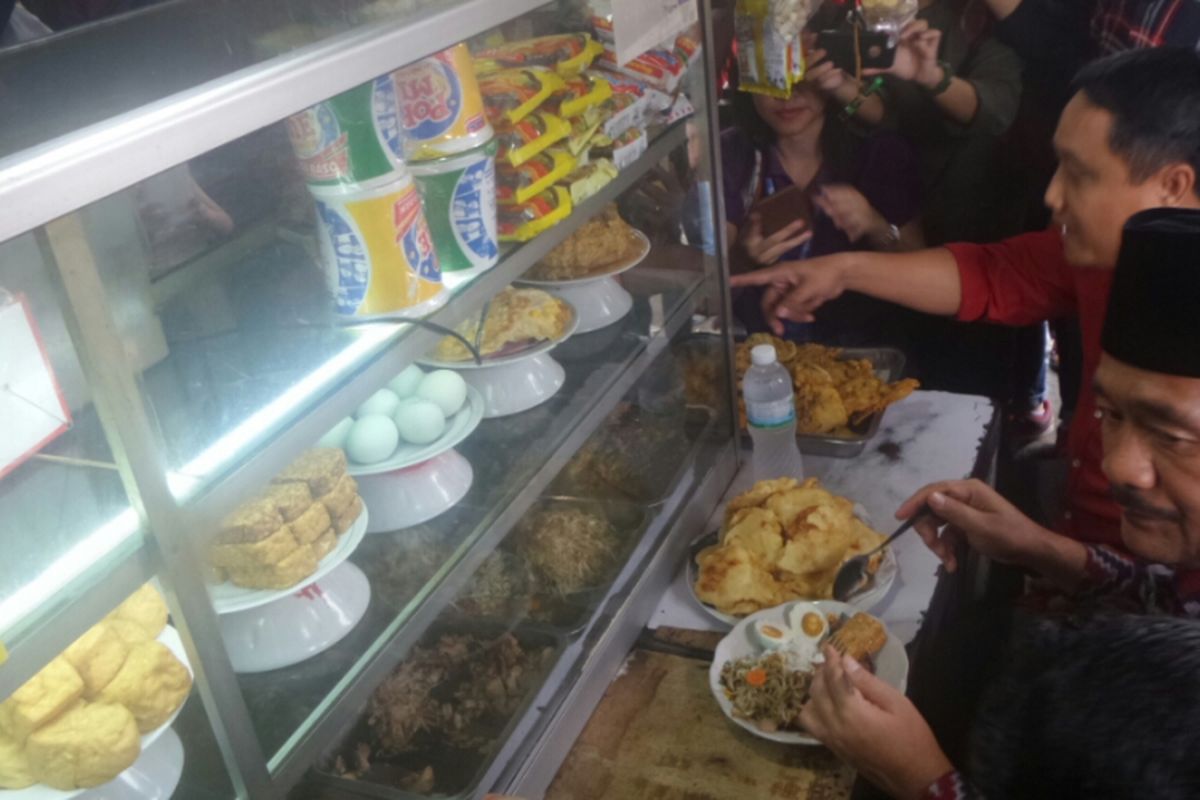 Cawagub DKI Jakarta Djarot Saiful Hidayat makan siang di warteg di Jalan Pademangan, Kamis (23/3/2017). 